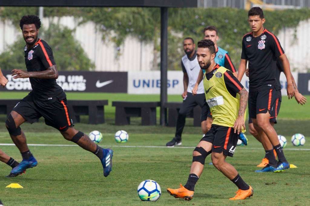 Clayson volta aos treinos, mas só deve defender o Corinthians após Copa