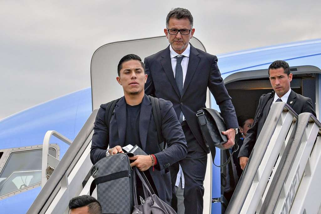 México chega à Rússia e ainda tenta minimizar repercussão de polêmica