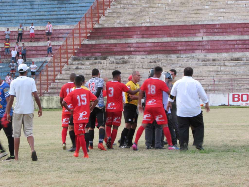 América é multado e ex-dirigente é punido com trinta dias de gancho (Foto: Muller Merlotto Silva)