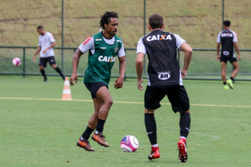 Ex-Santos e Palmeiras, Arouca deve mesmo trocar Atlético-MG pelo Vitória