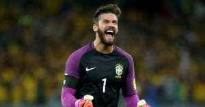 Copa do Mundo: Alisson desconversa sobre transferência e garante foco na seleção