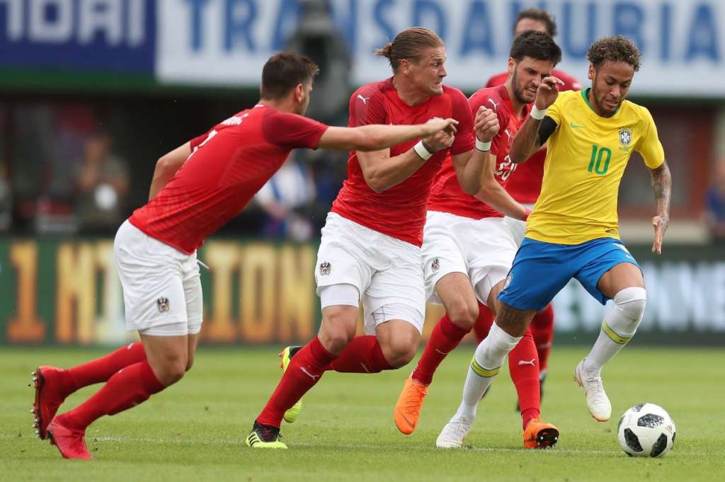 Após treino sob calor, Neymar elogia 'clima perfeito' em Sochi