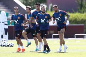 Carvajal volta a treinar com a Espanha e afasta risco de corte