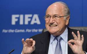 Fora da Copa, Blatter diz que vai à Rússia e admite 'saudades do púlpito'