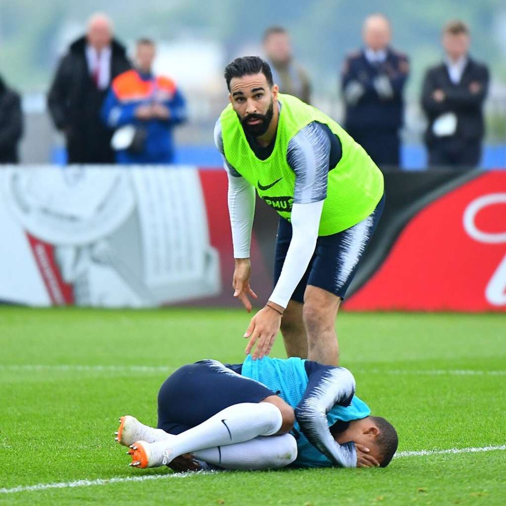 Mbappé sofre pancada no tornozelo esquerdo e deixa treino da França