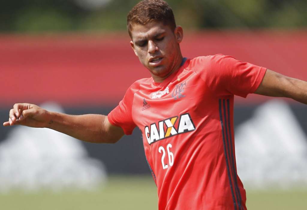 O volante Cuellar comemorou a renovação de contrato com o Flamengo até junho de 2022