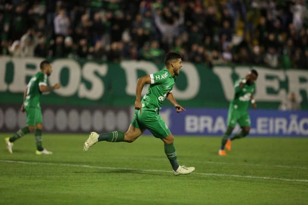 Sem Apodi, Gilson Kleina tem mexer no time titular da Chapecoense