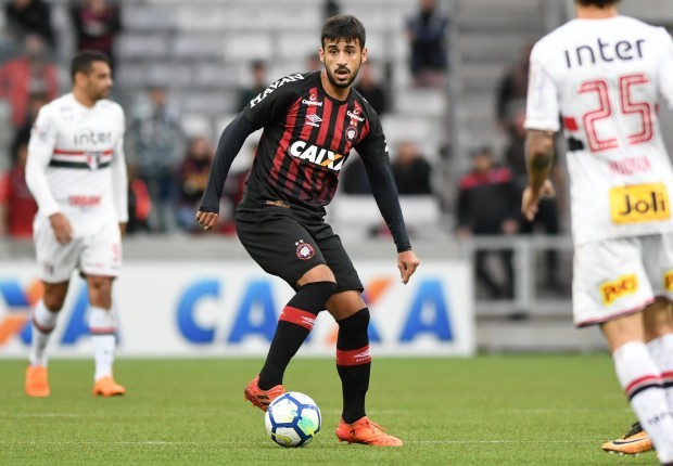 Pressionado, Fernando Diniz joga pela permanência no Atlético-PR