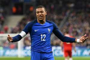 Mbappé tranquiliza fãs e diz estar bem após deixar treino da França mancando