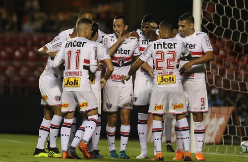 Jogadores do São Paulo comemoram um dos dois gols marcados por Nenê na partida
