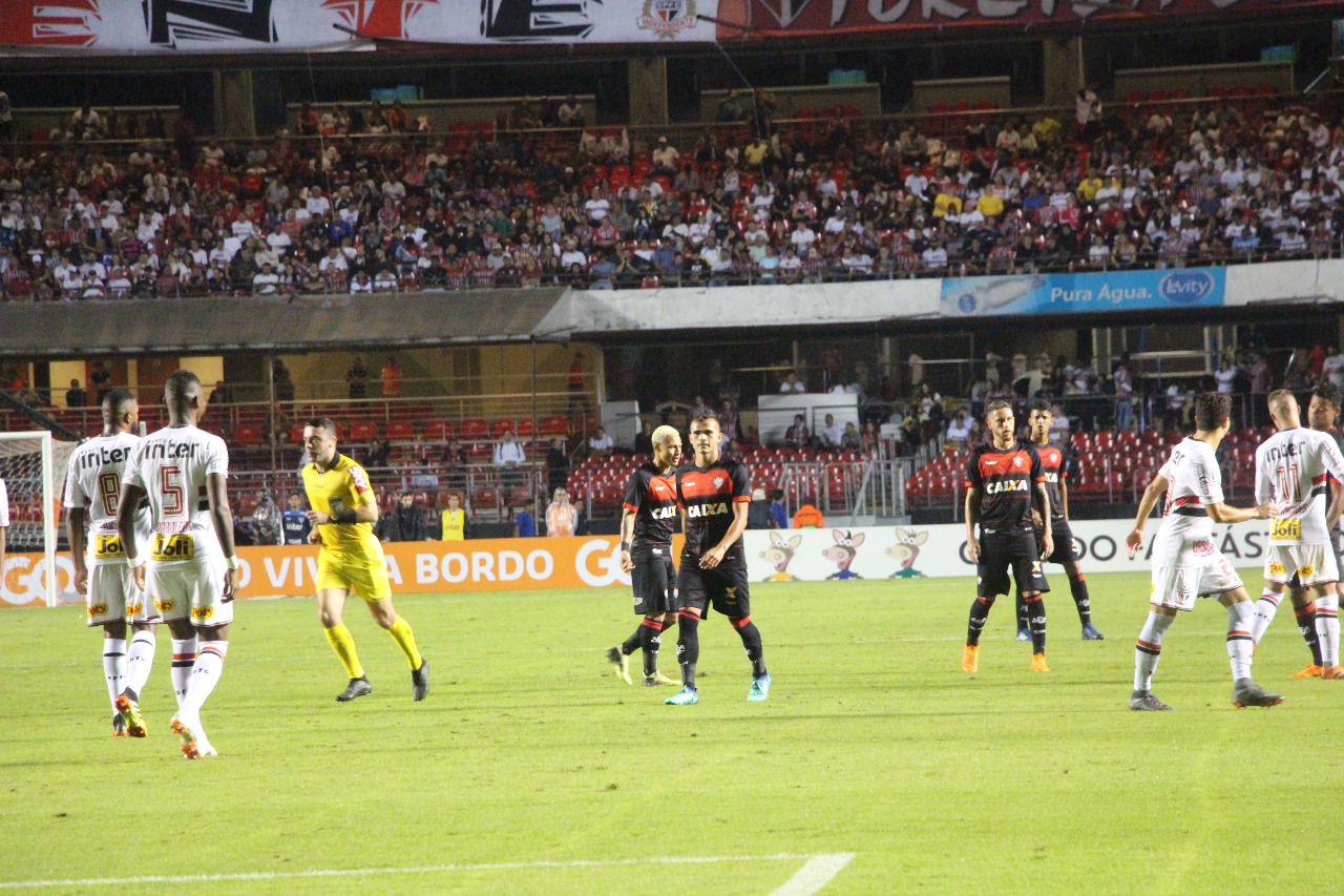 Rhayner, atacante do Vitória, diz que árbitro agiu de má fé no Morumbi