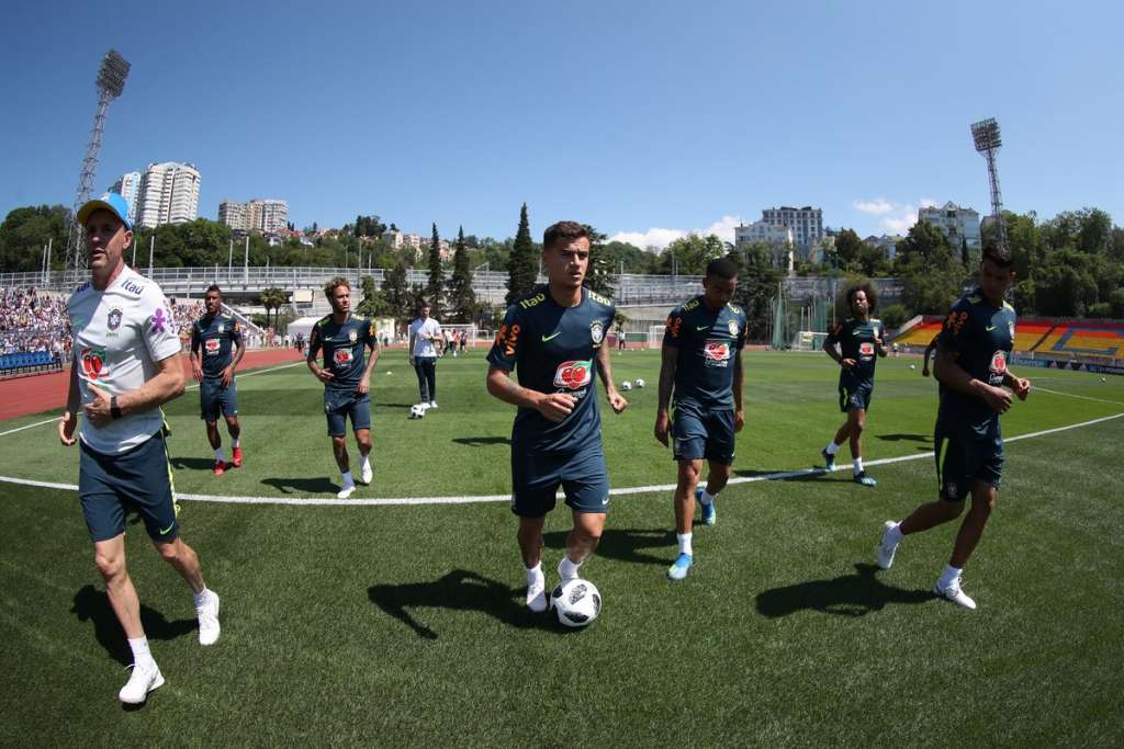 Tite alega privacidade, mas fecha treinos também para esconder inúmeras jogadas