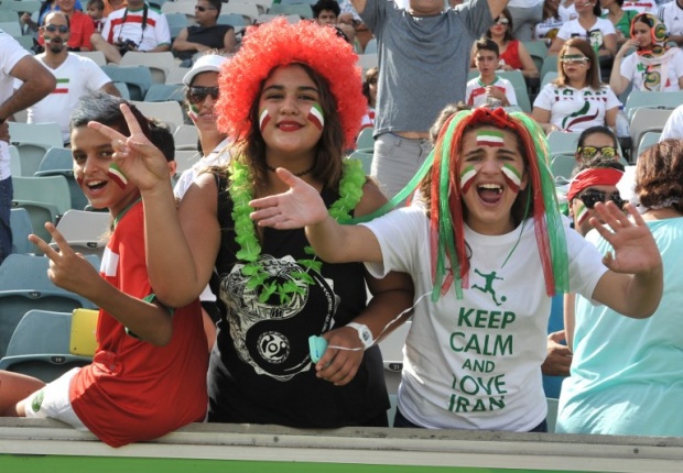 Animadas e barulhentas, mulheres se destacam na festiva torcida do Irã na Rússia