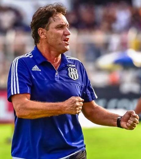 João Brigatti quer o time com 'os pés no chão'