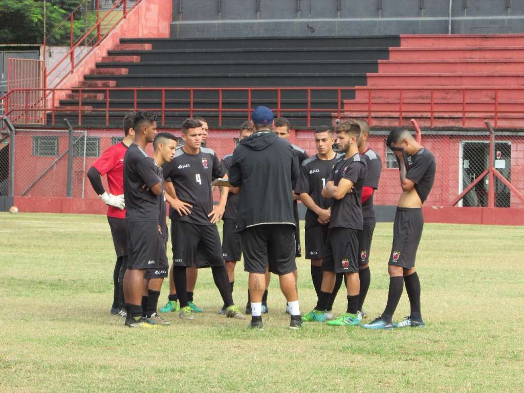 Na manhã dessa quarta-feira, o técnico Marcelo Marelli treinou a movimentação da equipe e jogadas ensaiadas