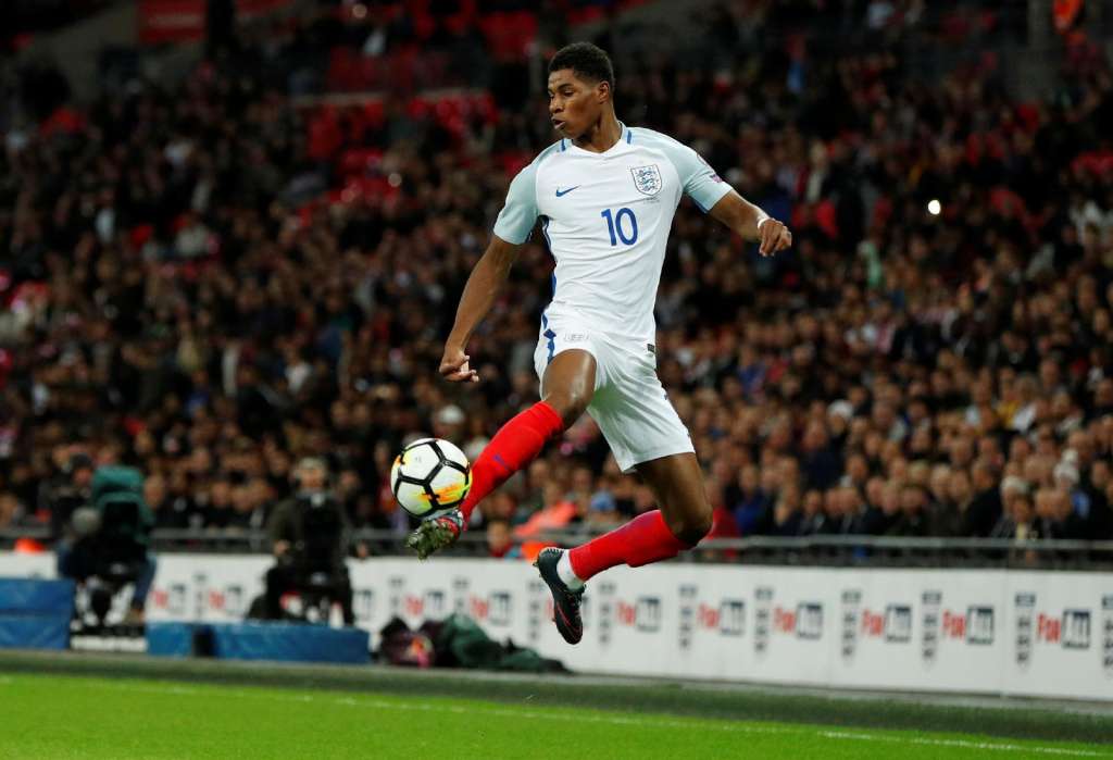 O atacante Rashford sofreu uma pancada no joelho, mas procurou tranquilizar os torcedores ingleses