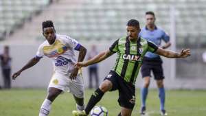 Ex-Santos, Leandro Donizete vê arbitragem jogando contra América-MG no Brasileirão