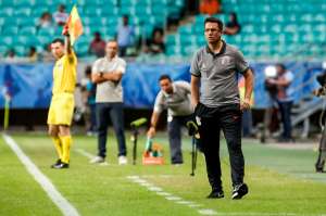 Com série negativa, técnico promete reforços e Corinthians mais forte após Copa
