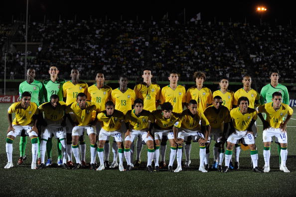 Elivelton, com a camisa 5, ao lado de Coutinho e Neymar: colocou Casemiro no banco (Foto: Divulgação / Fifa) 