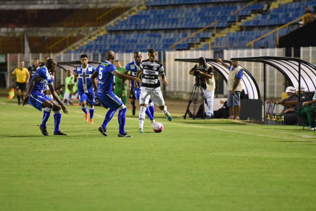 Boas atuações chamam a atenção e lateral revelado pelo clube é emprestado