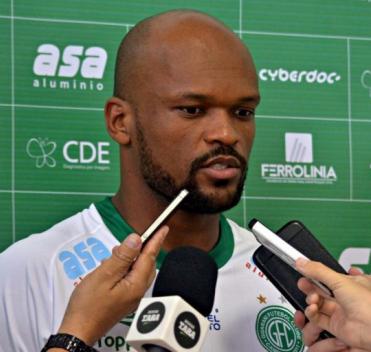 Edson Silva não viu saída de bola no escanteio