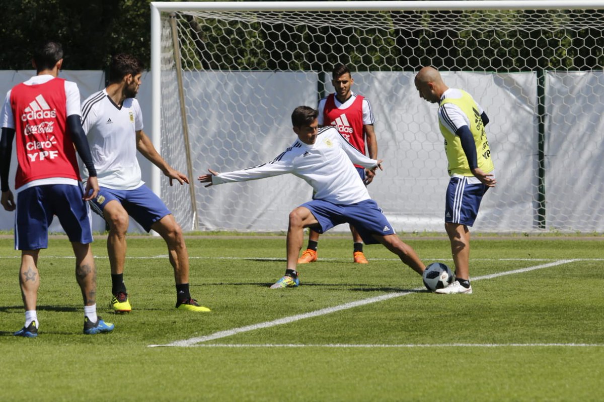 Sampaoli mantém titulares, mas se preocupa com a defesa antes da estreia