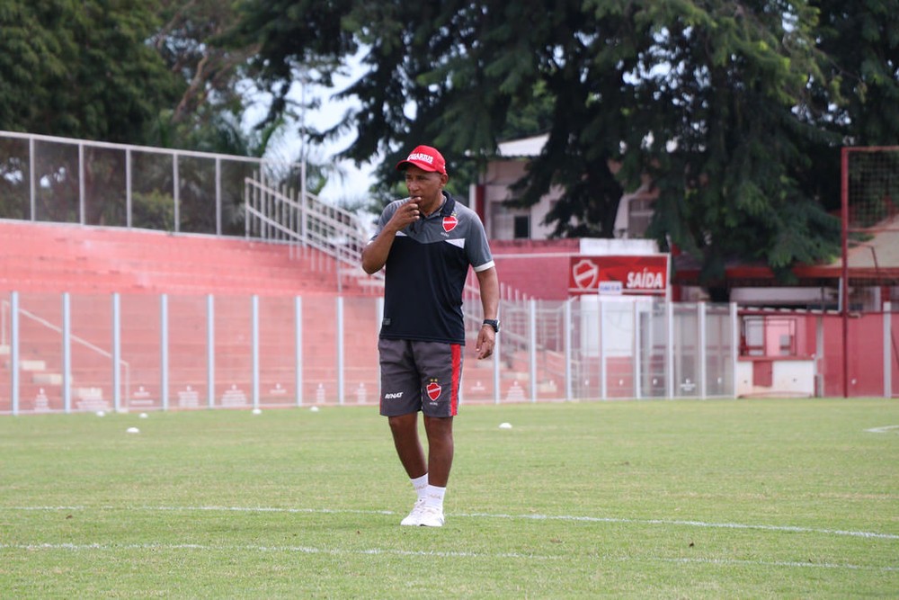 Série B: Hemerson Maria ainda não definiu Vila Nova para o clássico