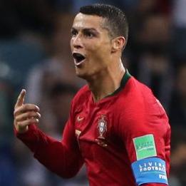 Musa de Portugal aproveita show de Cristiano Ronaldo para bater um bolão. VEJA GALERIA !