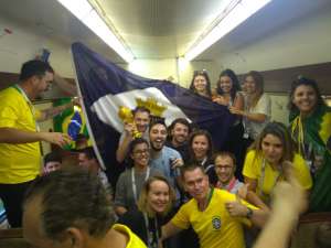 Boletim da Copa: Samba embala viagem de 17 horas de brasileiros até Rostov para a estreia