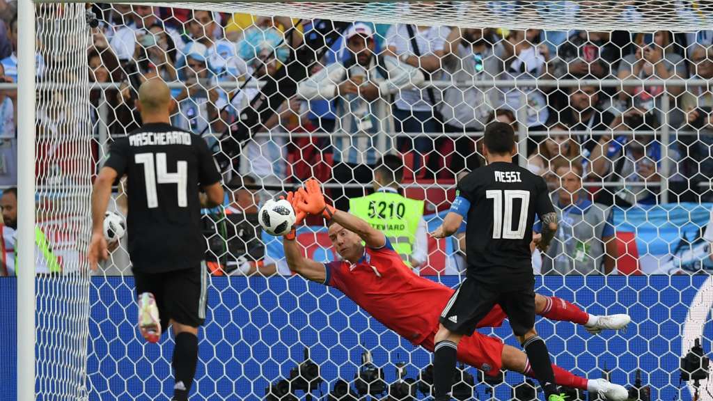 Halldorsson defende pênalti cobrado por Messi: Resultado histórico da Islândia contra Argentina