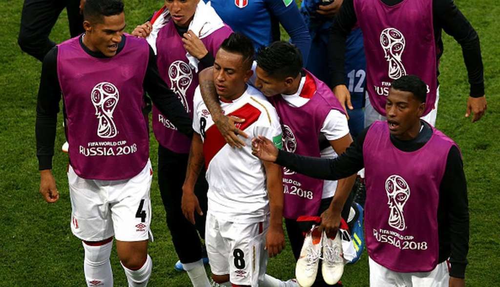 Jogadores do Peru consolam Cueva, que perdeu pênalti quando a partida estava empatada 