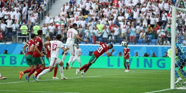 Marroquino tentou aliviar de cabeça, mas mandou a bola contra as suas próprias redes