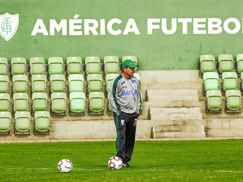 Enderson Moreira deixa América-MG e acerta com Bahia