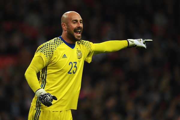 Com dores na coluna, Pepe Reina desfalca treino da seleção da Espanha