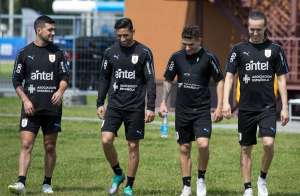 Vídeos de torcedores embalam Uruguai em busca da classificação às oitavas da Copa