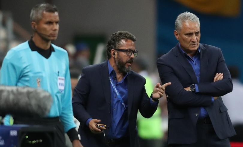 Tite vacilou nas alterações e reconheceu na coletiva que saiu frustrado por este empate na estreia 