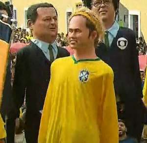 Festa pelo país na estreia do Brasil na Copa do Mundo tem até boneco gigante