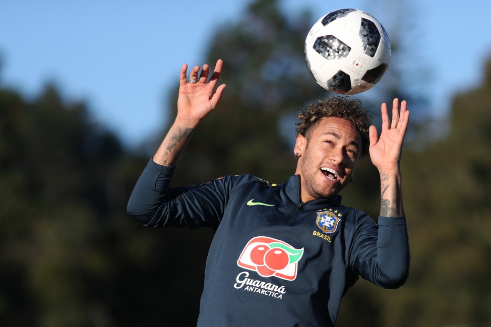 Copa do Mundo: Fora de treino do Brasil, Neymar faz tratamento contra dores no pé direito