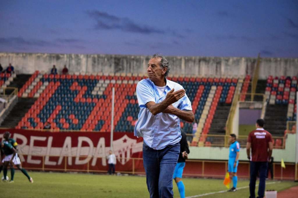 Técnico Aderbal Lana acredita na classificação às quartas de finais (Foto: Manoel Façanha) 