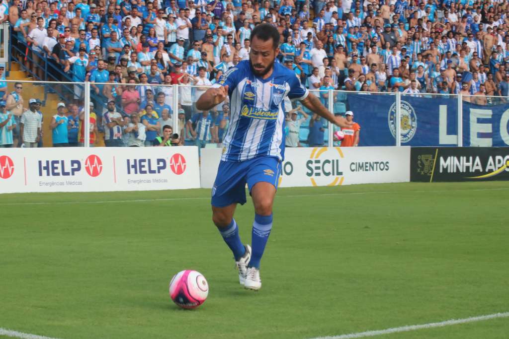Na vice-liderança, Avaí defende tabu contra o Guarani para encostar no líder