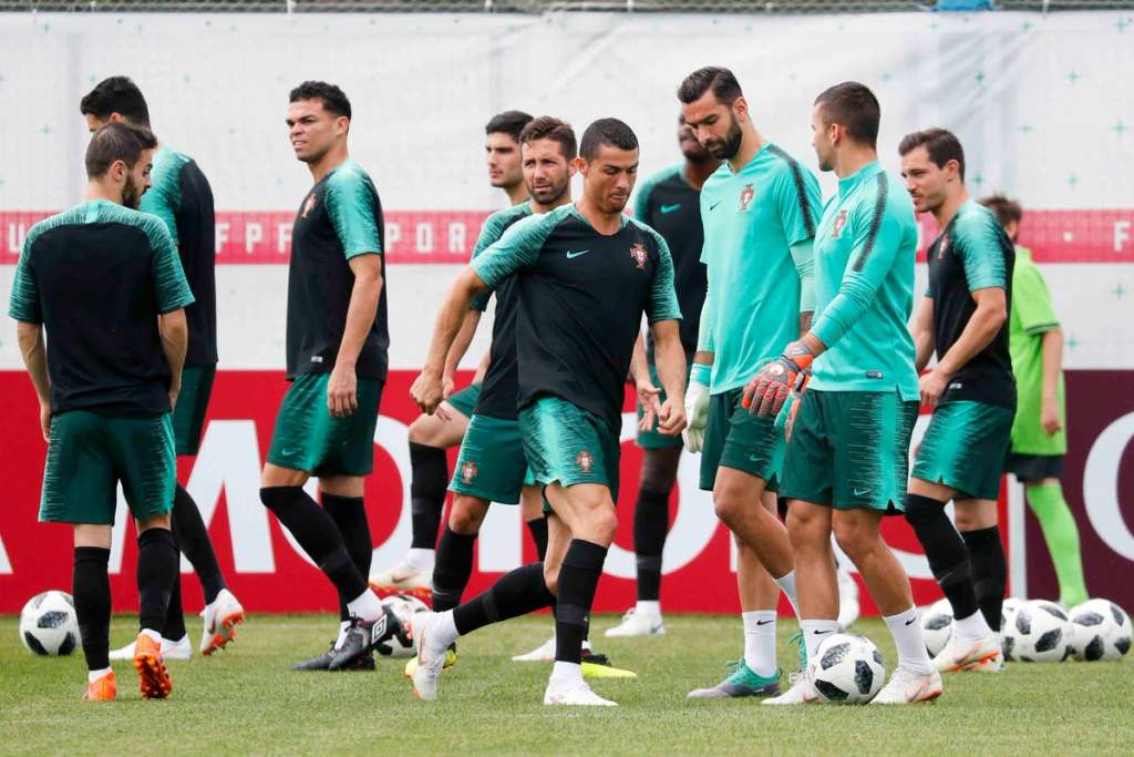 Portugal desiste de fazer reconhecimento do gramado e realiza treino fechado