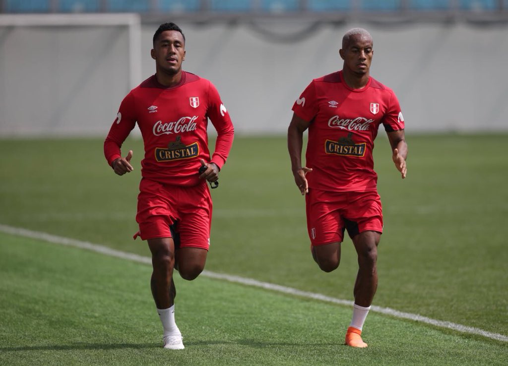 Tapia e Carrillo fazem treino à parte na seleção peruana e viram dúvidas