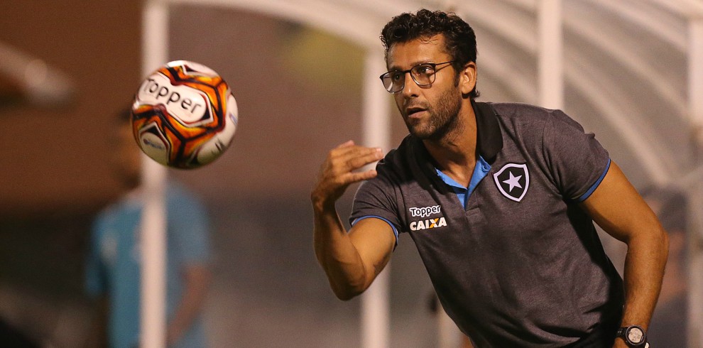 Durante a Copa, técnico aceita proposta do futebol árabe e deixa o Botafogo