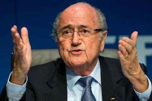 Desafiando suspensão, Blatter desembarca em Moscou para a Copa do Mundo