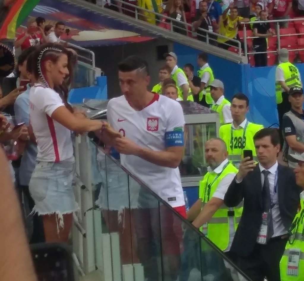Rober Lewandowski sedo consolado pela esposa Anna Lewandowska (Foto: Luciano Luiz)