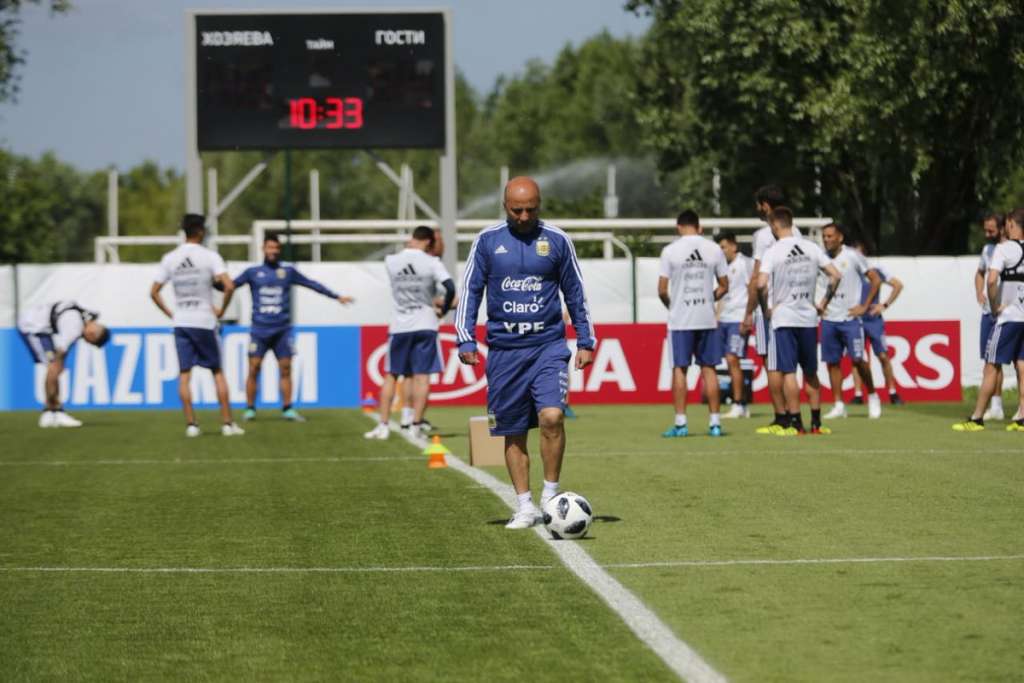 Copa do Mundo: Sampaoli alivia pressão sobre Messi: '40 milhões erraram o pênalti'