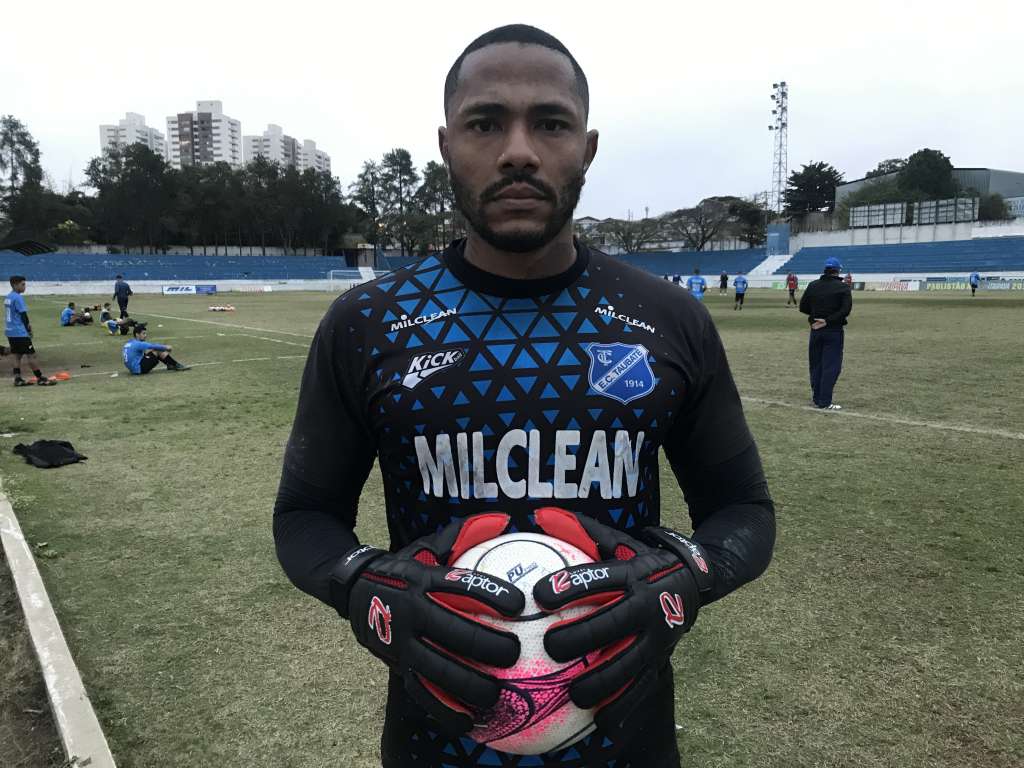 Ex-goleiro de Guarani e Boa Esporte é apresentado no Taubaté (Foto: Caíque Toledo / EC Taubaté)
