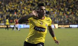 Após acertar com volante da Copa, Santos busca atacante do Junior-COL