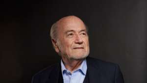 'Torcedor' Blatter se diverte com memes sobre Neymar e critica Copa de 2014