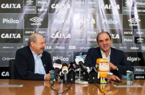 Ricardo Gomes é apresentado no Santos e banca técnico Jair Ventura
